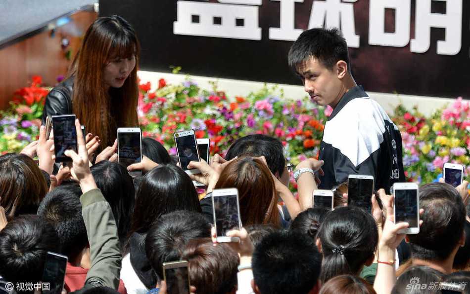 辽篮双子星闪耀盛京:赵继伟贺天举重逢见面会,引爆球迷狂热夏天 在签名合影环节,赵继伟低头为一名小球迷在篮球上签名,他神情专注,长睫毛在眼睑投下淡淡阴影,周围是无数伸过来的手机和期待的眼神,将这位CBA人气偶像的亲和力展现得淋漓尽致。