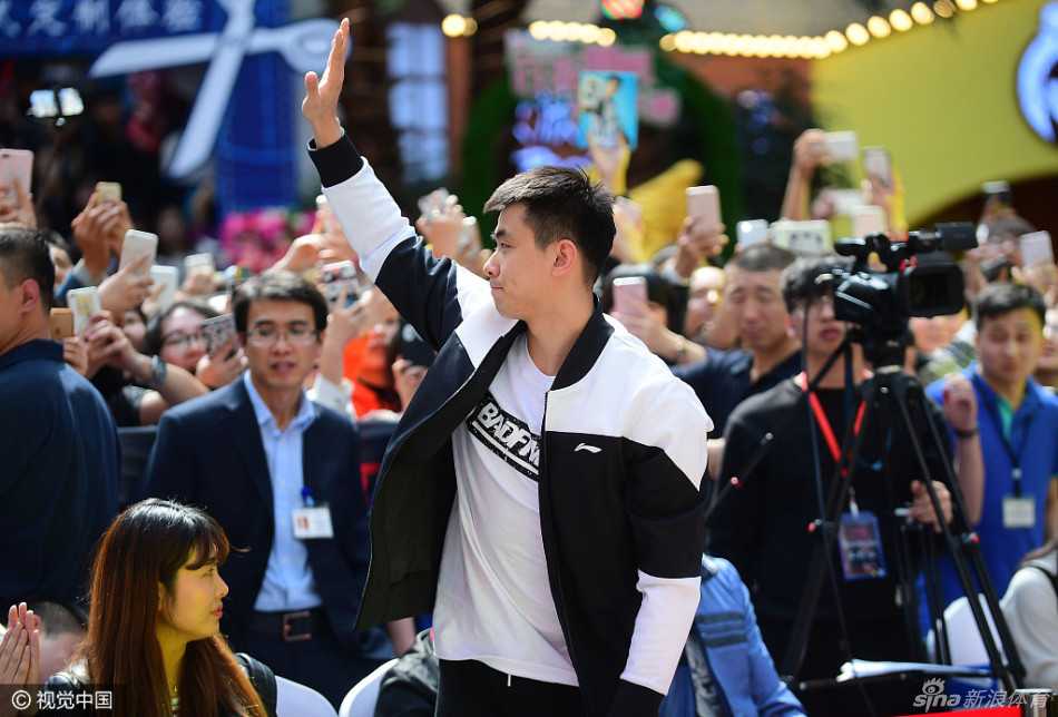 辽篮双子星闪耀盛京:赵继伟贺天举重逢见面会,引爆球迷狂热夏天 活动结束后,赵继伟和贺天举挥手向粉丝告别,逆光的镜头中两人的轮廓镀上了一层金边,背景里是恋恋不舍不肯散场的人群,场面温馨而感人。