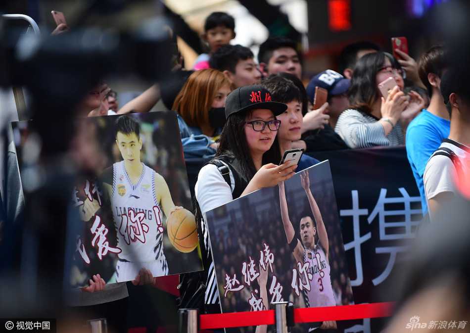 辽篮双子星闪耀盛京:赵继伟贺天举重逢见面会,引爆球迷狂热夏天 两人在台上对视而笑,无需言语便能感受到那份深厚的兄弟情谊,身后的背景板印着活动主题,在闪光灯的照耀下,这一刻的默契被永恒定格。