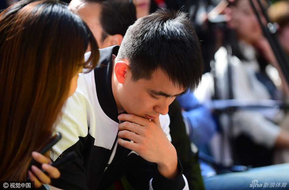 辽篮双子星闪耀盛京:赵继伟贺天举重逢见面会,引爆球迷狂热夏天 活动现场人山人海的俯拍图,层层叠叠的粉丝将舞台围住,无数只手高举着手机试图记录下这珍贵的瞬间,可见赵继伟与贺天举在沈阳当地超高的人气与号召力。