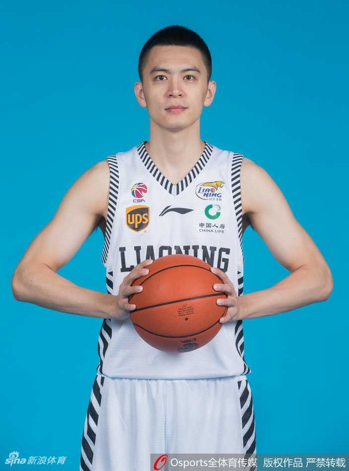 辽篮后卫天团:荣耀传承与全新征途 主教练郭士强指导在场边神情专注地进行战术部署,他的身后是蓄势待发的辽宁后卫群,画面充满了即将上场的紧张感。