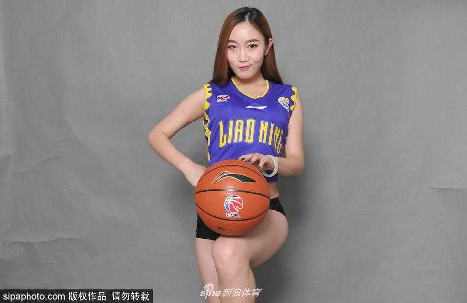 赛后，啦啦队员们与吉祥物击掌庆祝，喜悦之情溢于言表，她们用精彩的表演陪伴球队度过了赛前最紧张的备战期。