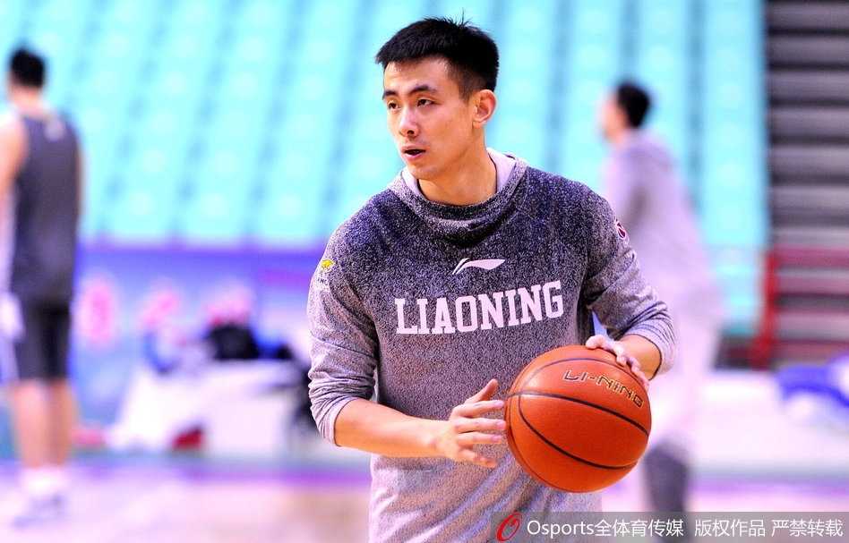 蒋兴权指导双手插在身前，神态自若地环视着辽宁队的训练馆。郭士强安静地陪在身边，这一刻没有主帅与顾问的分别，只有最纯粹的中国篮球人，在这片他们奋斗了一生的场地上，享受着难得的师徒时光。