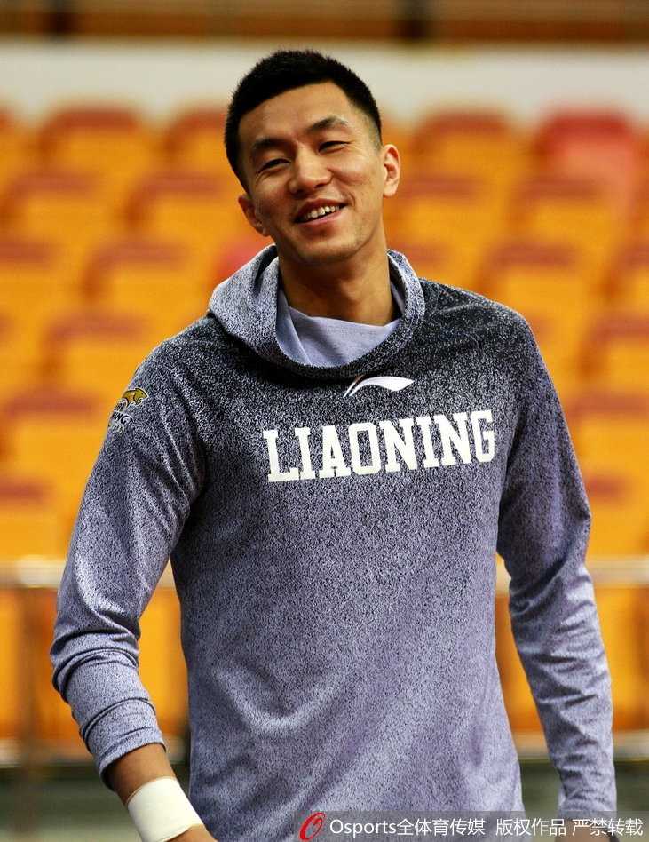 郭艾伦在对抗训练中高高跃起试图上篮，防守球员全力封堵，虽然动作激烈但大家脸上都带着笑意，训练赛充满了竞争与乐趣。