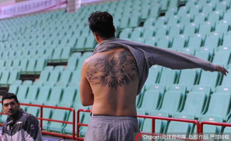 辽篮大将伤愈归队,贺天举脱衣训练展露王者归来的决心 贺天举在训练中表情专注,运球寻找节奏,眼神中透露出对重返赛场的渴望与坚定。