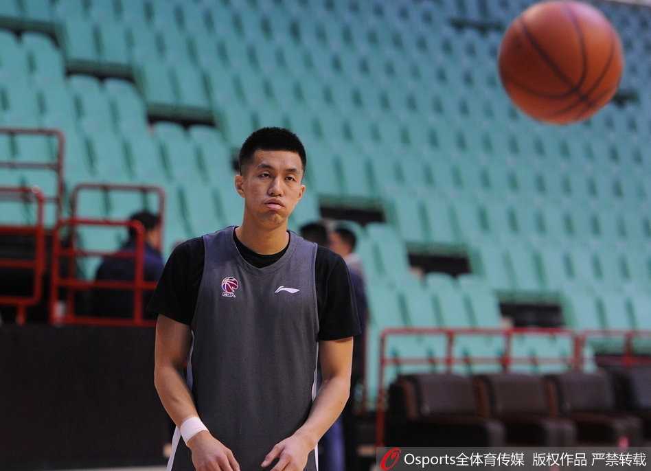 辽篮大将伤愈归队,贺天举脱衣训练展露王者归来的决心 辽宁队主帅郭士强在场边亲自指导贺天举,眼神中满是关切与期待,师徒二人正为即将到来的复出做最后准备。