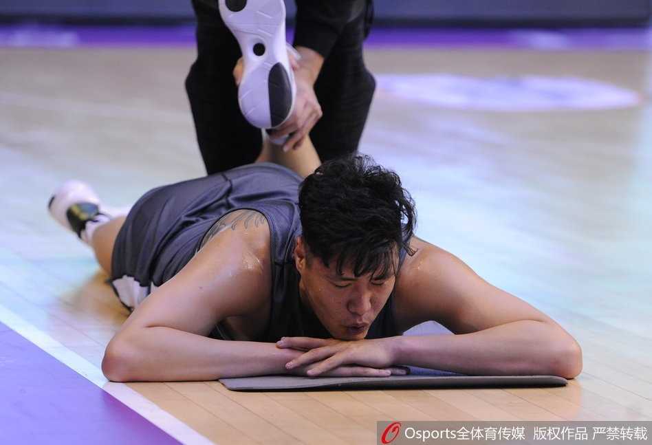 辽篮大将伤愈归队,贺天举脱衣训练展露王者归来的决心 脱掉上衣的贺天举露出健硕的肌肉,背后巨大的篮球图案纹身格外抢眼,仿佛在诉说着他对篮球这项运动最纯粹的热爱。