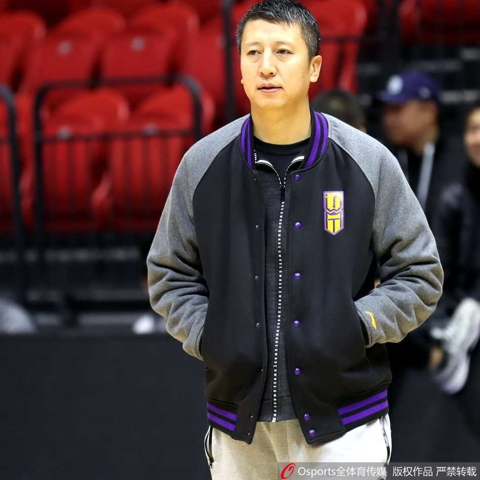 辽宁男篮全队集结，在乌鲁木齐体育馆内进行赛前最后热身，球员们拉伸筋骨表情专注，大战前夕气氛凝重