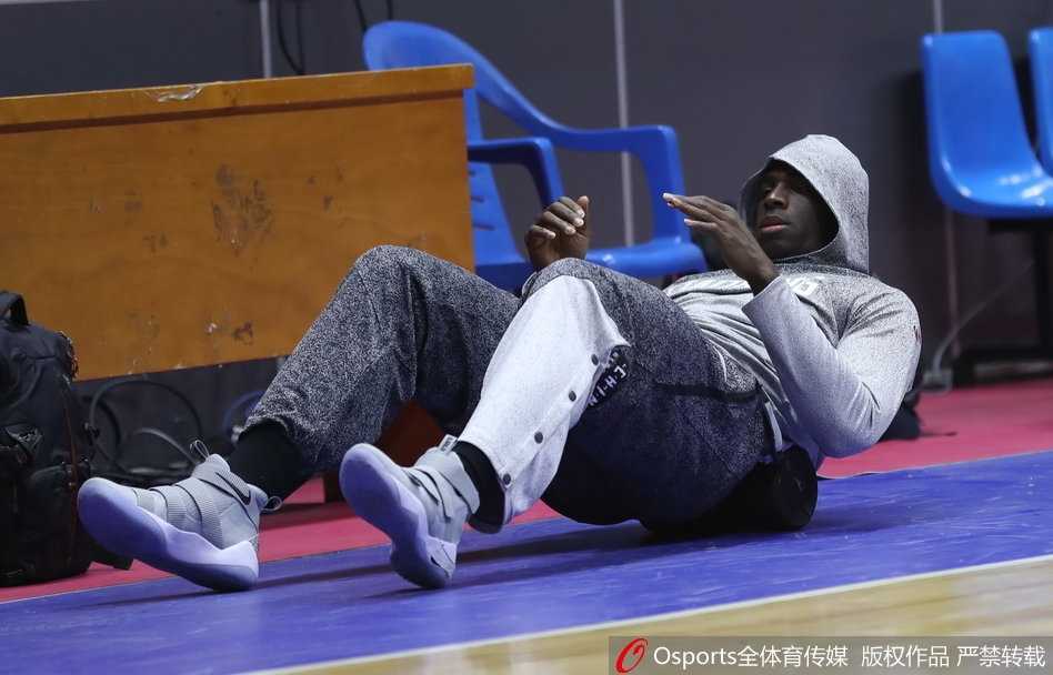 辽宁男篮全队围成一圈，在教练郭士强带领下高喊加油鼓劲，团结的氛围在客场显得尤为珍贵