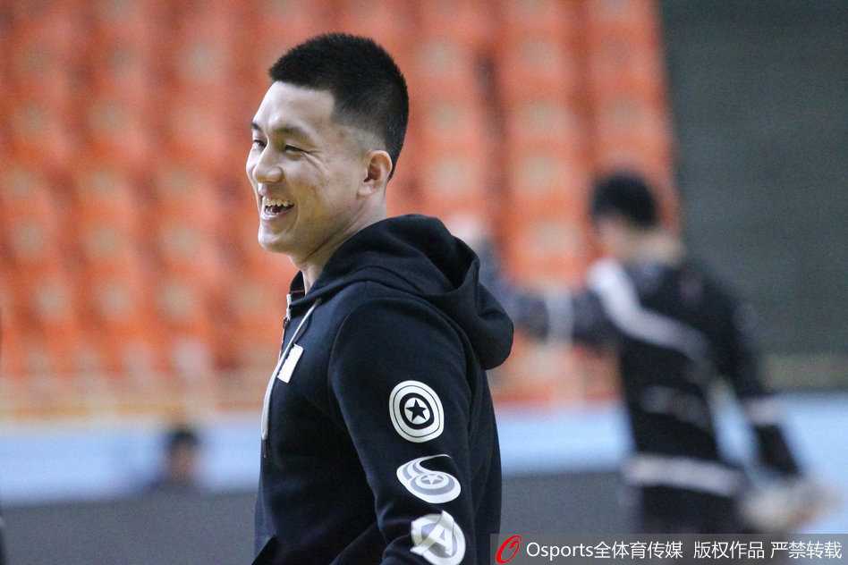 辽宁篮球名宿李晓勇现身训练场，这位前国手目光如炬，密切关注着后辈们的训练，传承篮球经验。