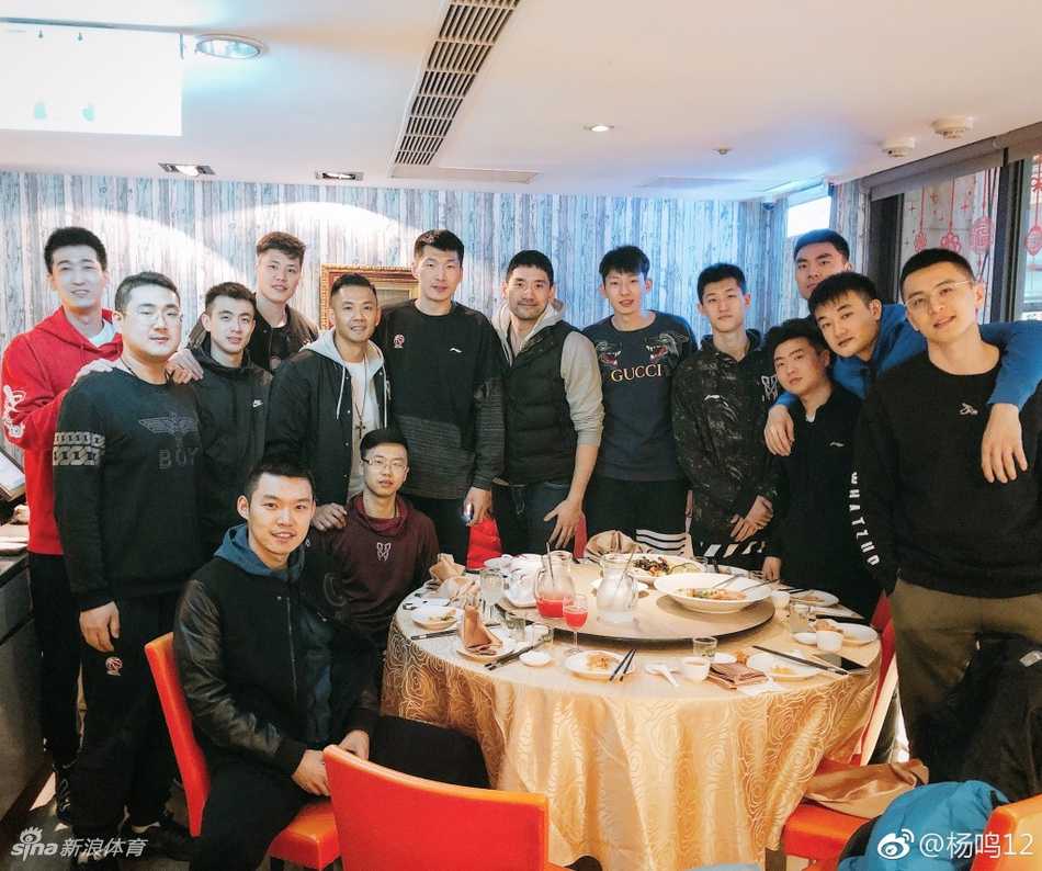 辽篮宝岛行圆满收官,杨鸣晒照定格美好瞬间 辽宁男篮全体将士在台湾热身赛后与富邦勇士队齐聚一堂,留下一张跨越海峡的篮球大家庭全家福,每个人的脸上都洋溢着笑容。