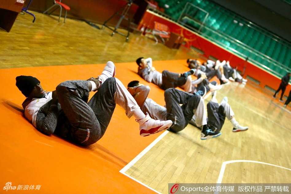 训练间隙，郭艾伦弯腰调整鞋带，韩德君站在一旁耐心等候，准备随时与他继续交流，简单的动作透露出深厚的队友情谊。