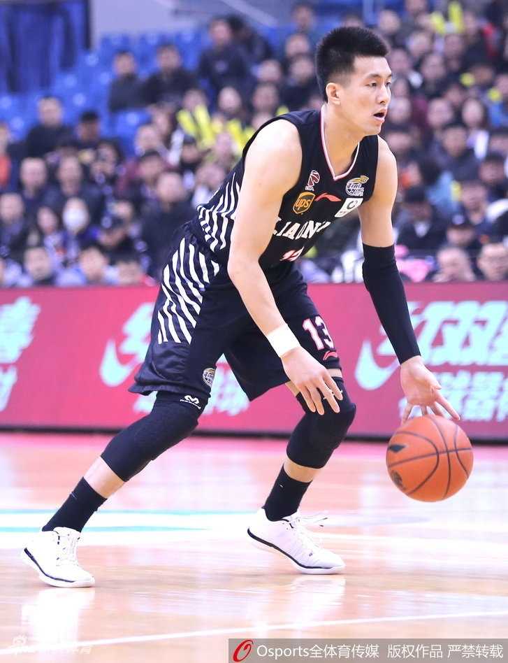 吉布森在人缝中觅得良机，指尖轻轻拨球送出妙传，队友心领神会轻松吃饼