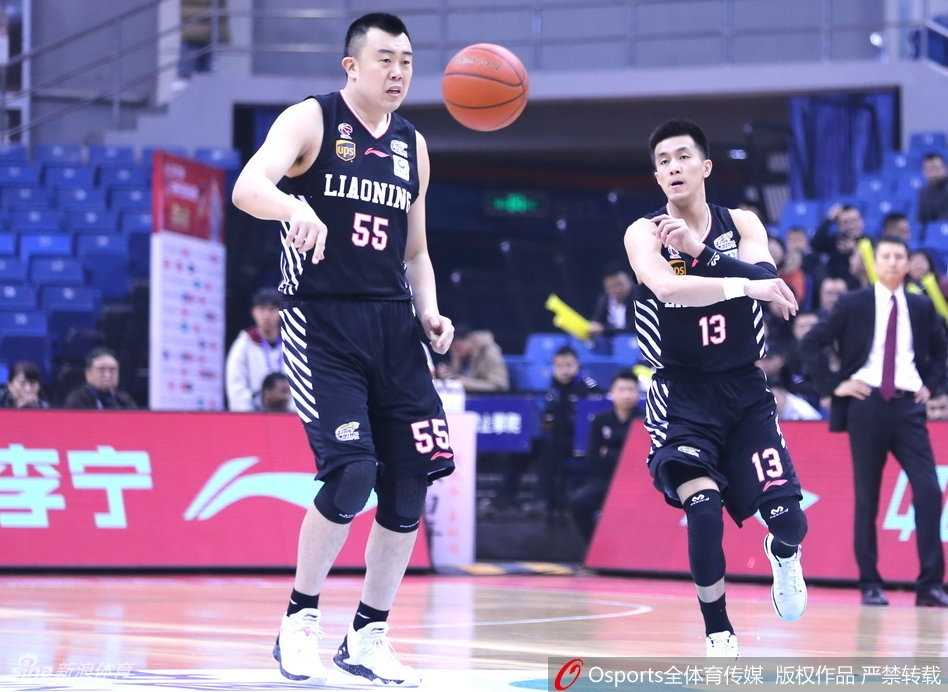 内线巨塔韩德君泰山压顶，双手反扣势大力沉，震慑住了青岛队的整个内线群