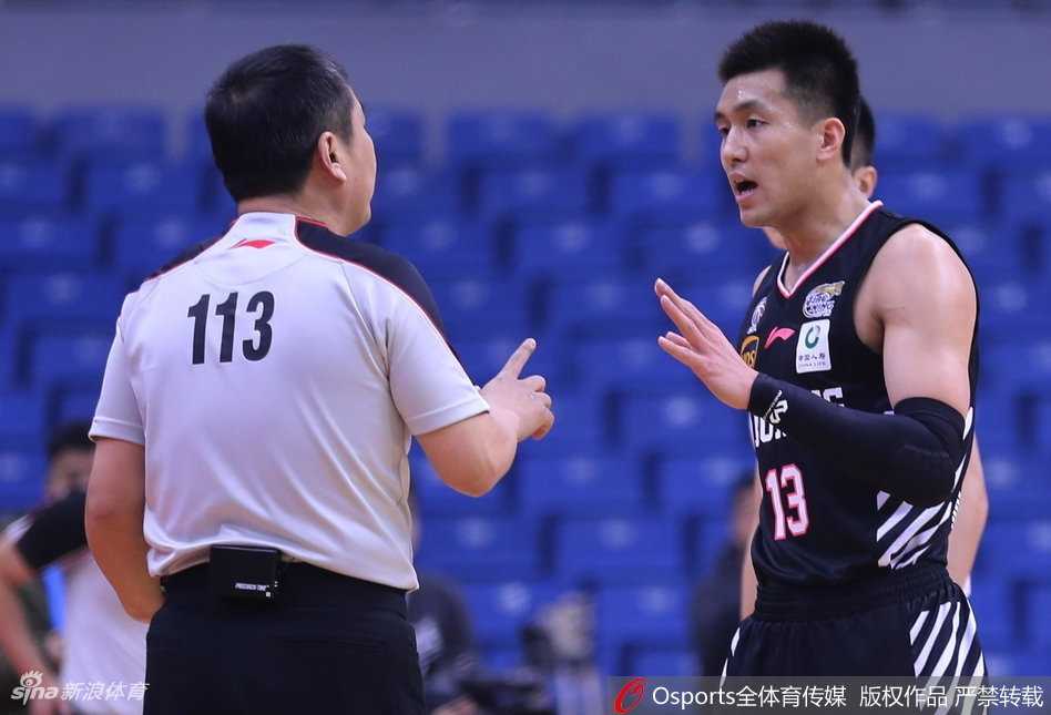 巴斯无视防守旱地拔葱，中距离跳投稳稳命中，姿势标准得如同教科书一般