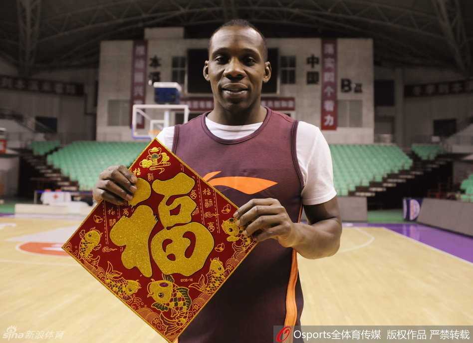 帅气逼人的赵继伟手持福字，即使是在欢乐的节日合影中，他那双锐利的眼睛依然透着少年老成的沉稳与睿智。