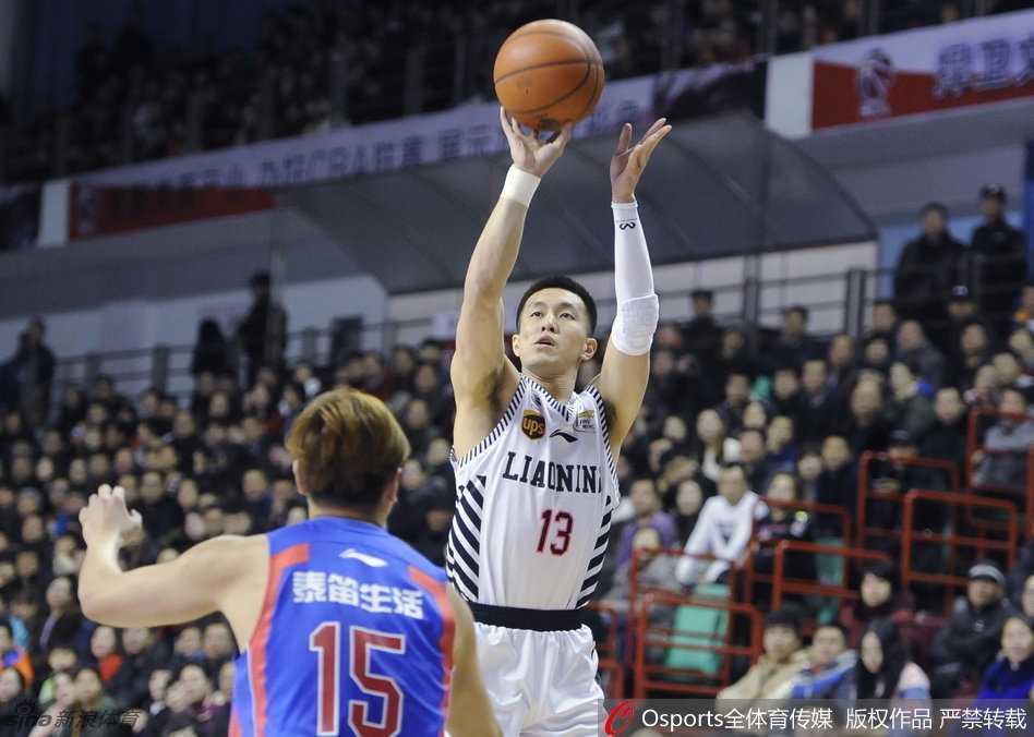 韩德君篮下强起，在对手高举的双臂中强硬将球送入篮筐