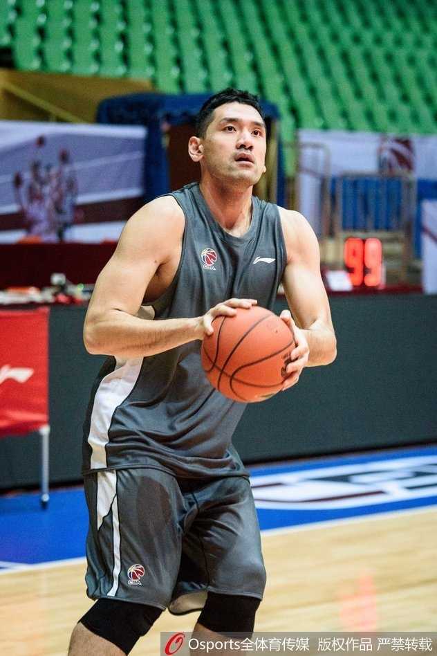 辽篮战幕将启:看郭艾伦率众志在常规赛首轮扬帆 主教练郭士强在场边双手抱胸,神情严肃地观察着训练中的每一个细节,他的沉稳与专注为即将到来的赛季首战奠定了坚实的基调。