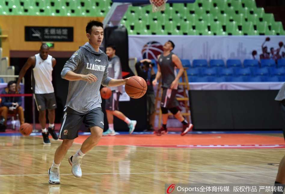 辽篮战幕将启:看郭艾伦率众志在常规赛首轮扬帆 队长杨鸣在训练间隙露出从容的微笑,岁月的沉淀让他成为更衣室的定海神针,即便只是简单的折返跑,他也保持着职业球员应有的标准。