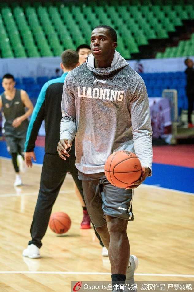 辽篮战幕将启:看郭艾伦率众志在常规赛首轮扬帆 训练结束时,郭艾伦与赵继伟并肩而立,汗水反射着场馆的灯光,两位后场核心的默契与情谊是辽宁男篮冲击最高领奖台最坚实的基石。