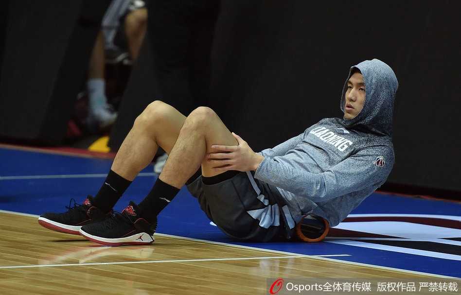 辽篮战幕将启:看郭艾伦率众志在常规赛首轮扬帆 核心后卫郭艾伦在赛前训练中脱去上衣,专注地进行肌肉拉伸与放松,线条分明的肌肉显示出极佳的备战状态,神情轻松中带着一丝对比赛的渴望。