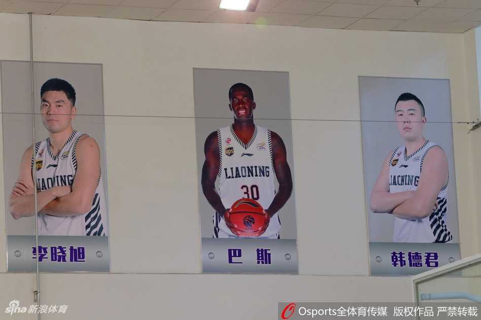 布兰登·巴斯面带微笑，与辽宁男篮主教练郭士强首次见面握手，眼神中充满对CBA新赛季的期待。