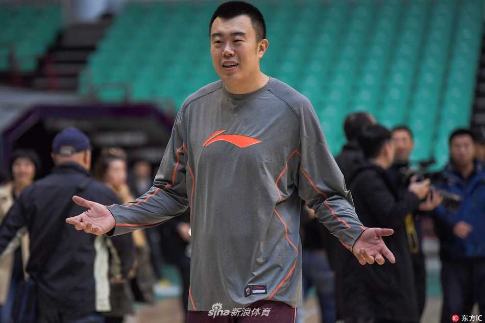 训练间隙，郭艾伦与赵继伟并肩而立，两人神情轻松地进行交流，作为中国男篮的后场双核，他们之间的化学反应将是辽篮争冠之路的关键。