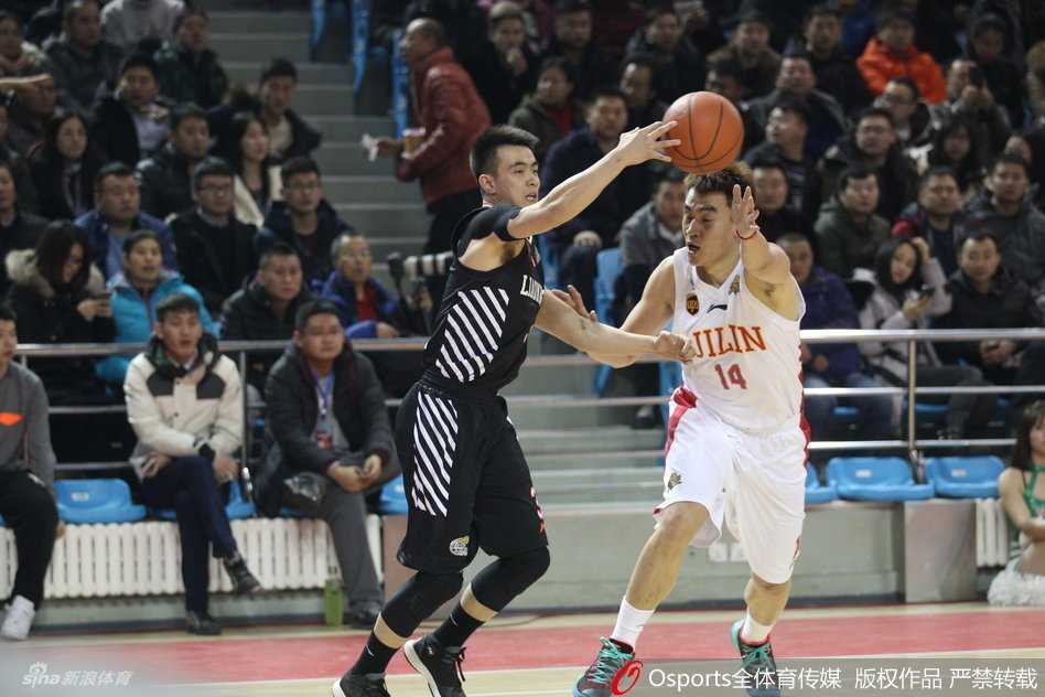 韩德君双手挂框，整个篮架都在微微颤抖，他低头俯视着被他震退的防守者，像是完成了一次空中的绝对宣告