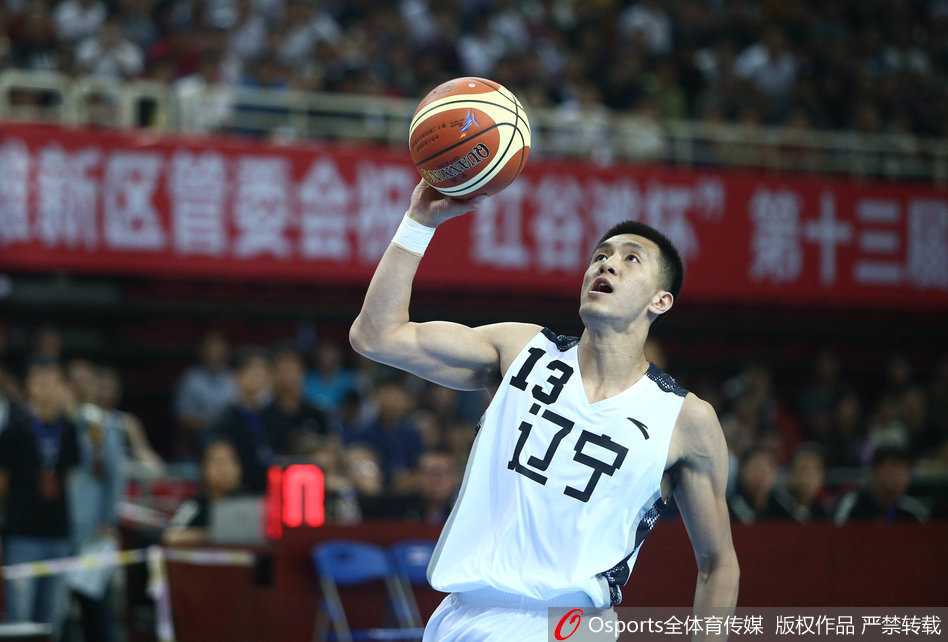 辽宁队替补席欢声笑语，球员们被郭艾伦的鬼脸逗得前仰后合，气氛融洽