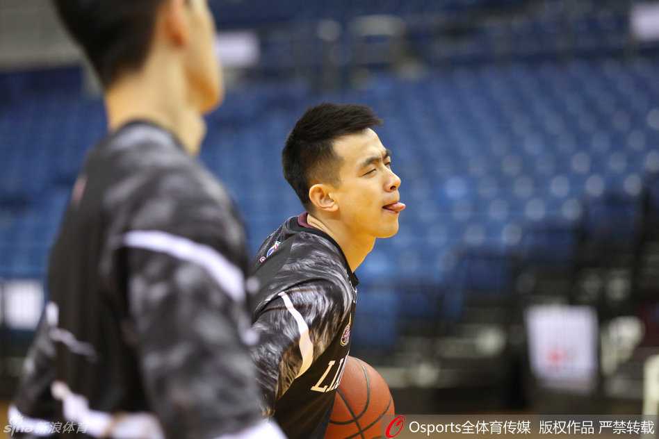 郭艾伦运球突破时眼神犀利，像一阵旋风般掠过防守球员，灵动的身姿让对手难以捕捉。