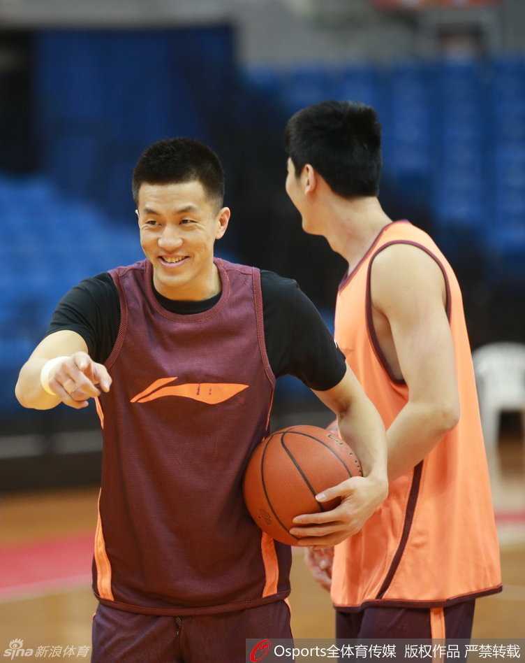 哈德森在一次三分出手后目送篮球轨迹，这球遗憾偏出，他自己也显得有些无奈。