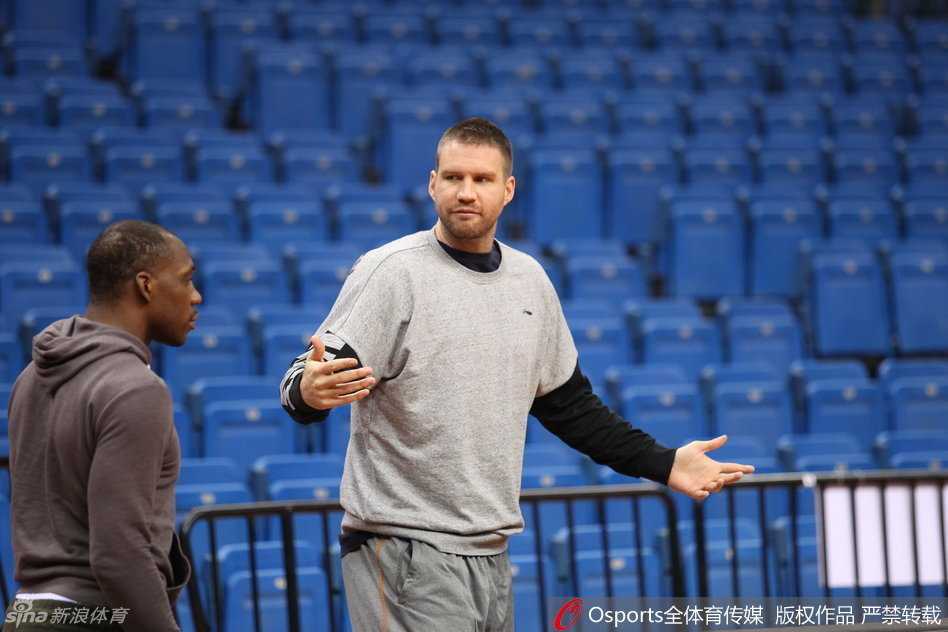 赛前热身时，队长杨鸣神情专注，一丝不苟地做着拉伸，为即将到来的激战做好充分准备。