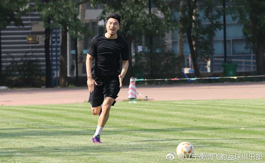 辽篮绿茵场奇遇记:当篮球巨人跨界踢足球,欢乐比比分更重要 赛前气氛轻松融洽,辽篮队员们在绿茵场上围成一圈,用特有的方式为彼此加油鼓劲,这场跨界对决即将欢乐开场。