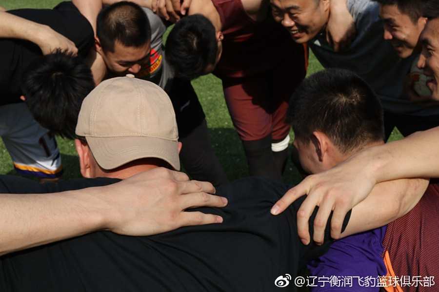 辽篮绿茵场奇遇记:当篮球巨人跨界踢足球,欢乐比比分更重要 郭艾伦和队友们肩并肩站在场边,专注地观看着场上的局势,并不时交流着跑位心得,仿佛在探讨新的进攻战术。