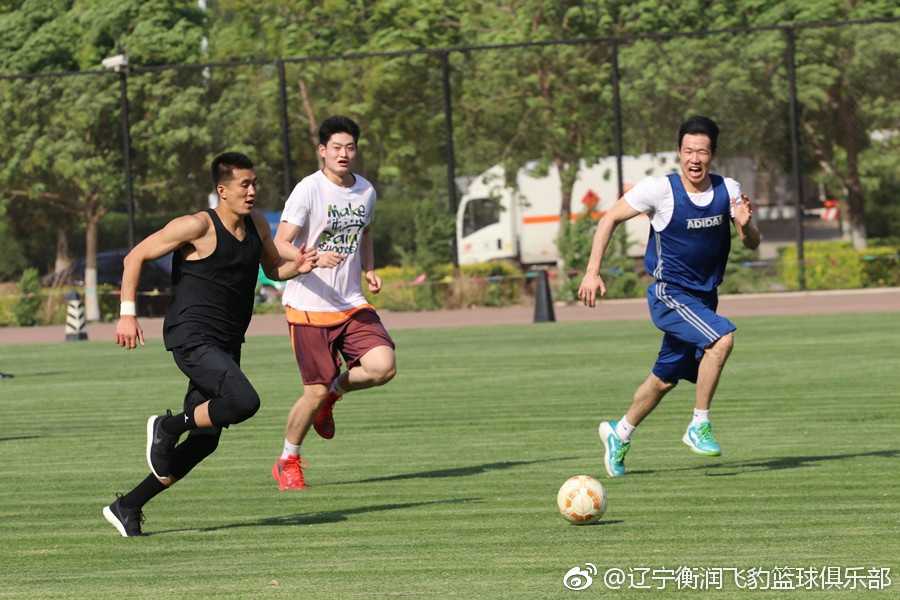 辽篮绿茵场奇遇记:当篮球巨人跨界踢足球,欢乐比比分更重要 郭艾伦在绿茵场上大步流星地带球狂奔,那股勇往直前的冲劲,仿佛将篮球场上的快攻风格完美移植到了足球比赛中。