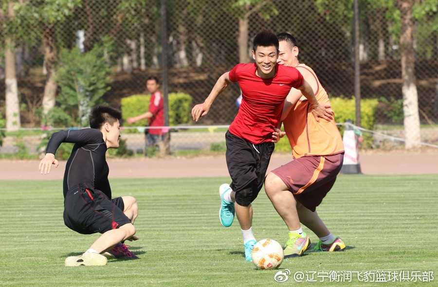 辽篮绿茵场奇遇记:当篮球巨人跨界踢足球,欢乐比比分更重要 场上出现精彩的一对一攻防,球员压低身形专注防守,无论是姿势还是眼神都透着职业球员的认真劲儿,显得有模有样。