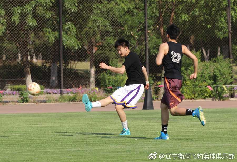 辽篮绿茵场奇遇记:当篮球巨人跨界踢足球,欢乐比比分更重要 丛明晨在边路展现出细腻的脚法,面对防守球员,他冷静地尝试带球突破,动作流畅且充满自信。