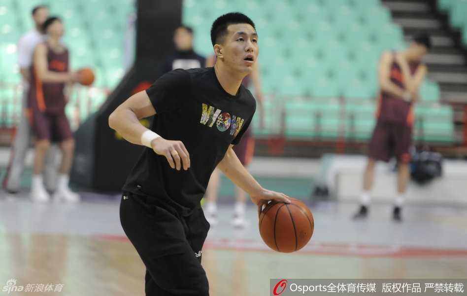 辽篮群星闪耀时:从苦练到欢笑的赛场瞬间 郭艾伦用华丽的胯下运球试图晃开防守,眼神专注地盯着篮筐