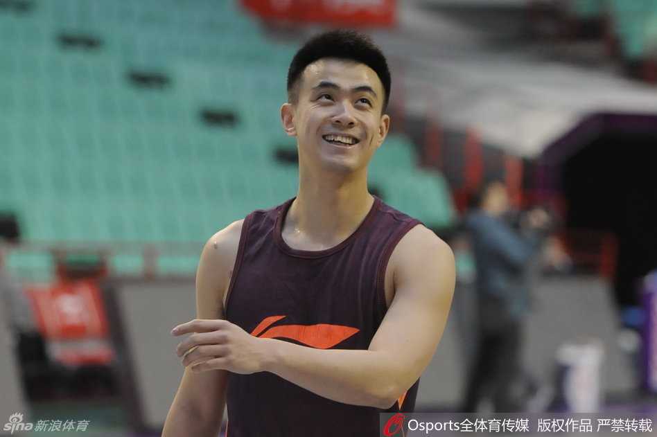 辽篮群星闪耀时:从苦练到欢笑的赛场瞬间 赵继伟单打时变向突破,眼神犀利,假动作逼真