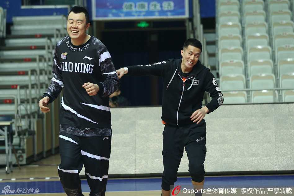 辽篮训练场欢乐多:郭少“挑衅”大韩后狂奔,哈神苦练备战沪上强敌 队长杨鸣双手叉腰站在场边指挥若定,俊朗的面容和挺拔的身姿格外引人注目,他正认真观察着队友们的训练状态。