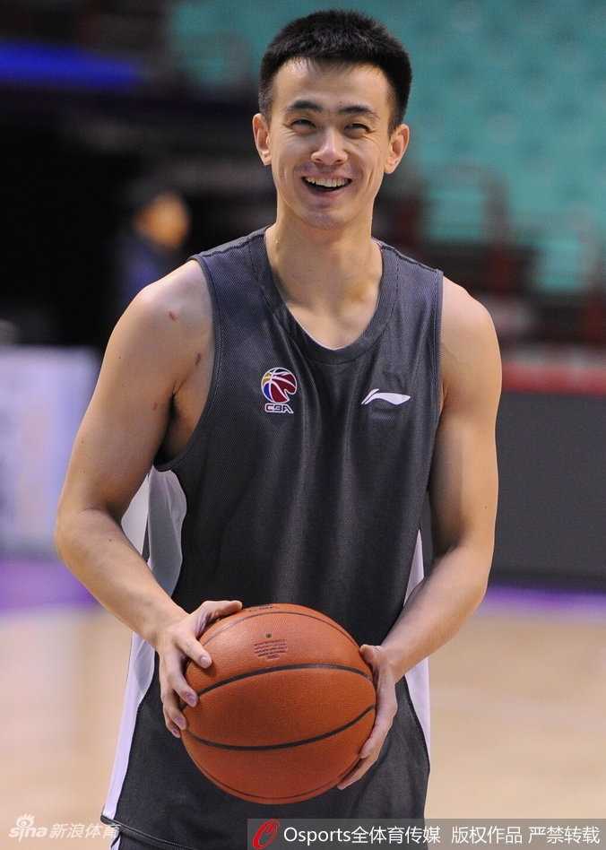 辽篮训练场边的温暖守候:那些为球迷停步的英雄 镜头拉近,一位穿着厚实棉服的年轻女球迷双手举着照片,眼睛里闪着期待的光。郭艾伦侧身站立,一边签名一边轻声询问她的名字,准备写下专属的祝福语,旁边的队友微笑着侧目,空气中流淌着家人般的亲切。