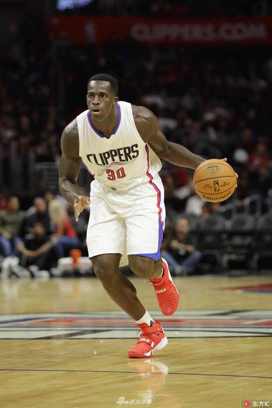 辽篮豪掷两百万美金签下NBA悍将巴斯,内线升级剑指总冠军 巴斯在签约仪式上展示辽宁队战袍,面带微笑眼神坚定,预示着一个全新征程的开始