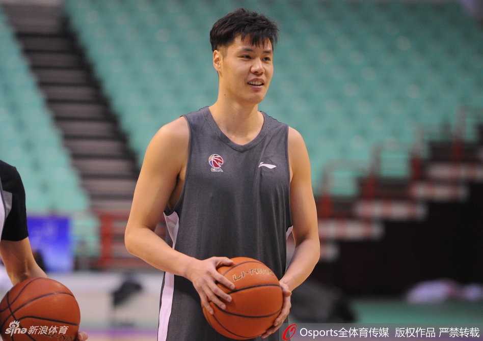 训练场上，郭艾伦表情夸张地运球突破，搞怪本色显露无遗，引得队友忍俊不禁。