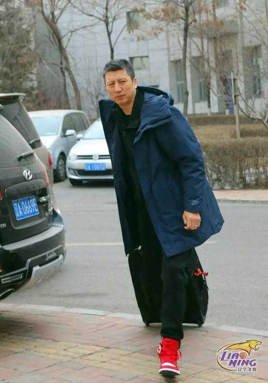 比赛场上，身着白色客场球衣的辽宁队员正在执行一次快速反击，赵继伟运球穿过防线，眼神坚定地寻找着前方的队友。