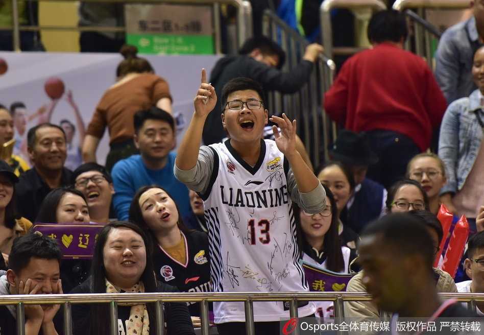 辽篮远征军苏州河畔震天吼 一片赤诚铸就客场最强第六人 辽宁远征球迷赛后在看台久久不愿离去,他们展开一面巨大的队旗,在上面签名留言,记录下这个属于辽篮和远征军的难忘苏州之夜。