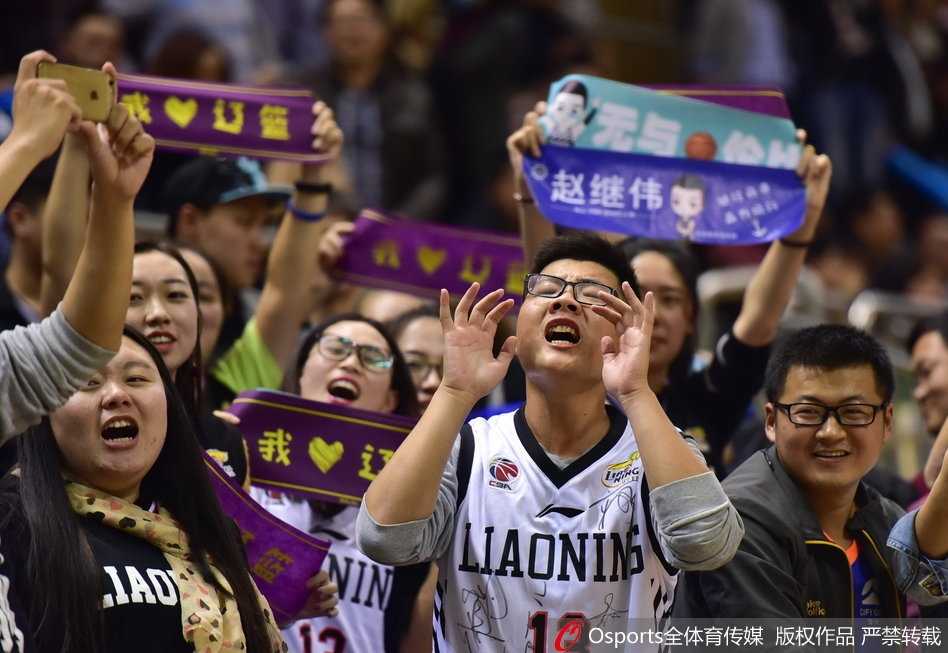 辽篮远征军苏州河畔震天吼 一片赤诚铸就客场最强第六人 镜头特写一位满脸涂着蓝色油彩的辽宁老球迷,他眼含热泪挥舞着手中的围巾,身后是模糊的记分牌,显示辽宁队大比分领先,那份自豪感呼之欲出。