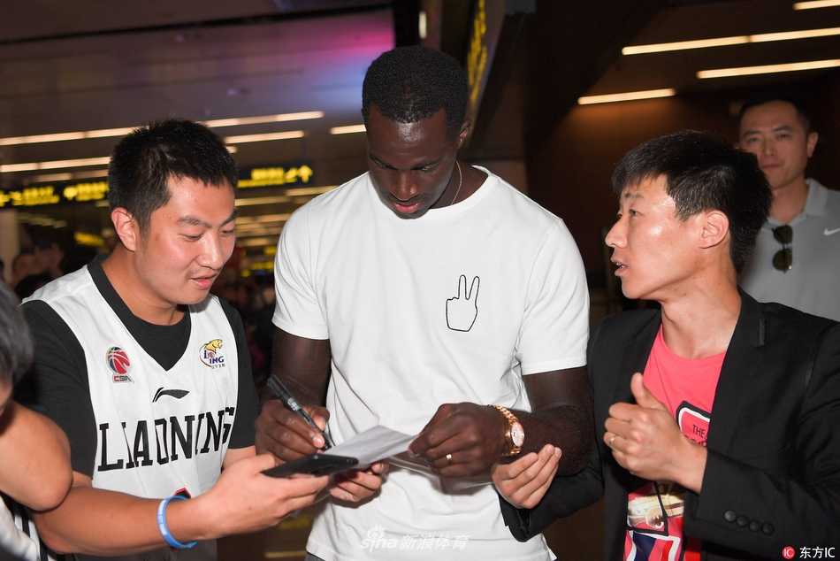 辽篮铁血战将驾到!巴斯深夜空降沈阳,球迷热情接机盼其率队圆梦 身背行囊的布兰登·巴斯面带微笑步出通道,首次踏足沈阳的他眼神中满是对新旅程的憧憬与坚定。