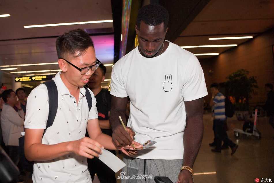 辽篮铁血战将驾到!巴斯深夜空降沈阳,球迷热情接机盼其率队圆梦 面对球迷们突如其来的热情“围攻”,巴斯显然受宠若惊,他露出标志性的憨厚笑容,一一满足了大家的签名与合影请求。