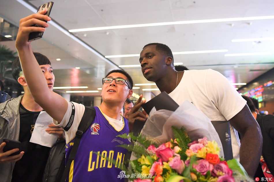 辽篮铁血战将驾到!巴斯深夜空降沈阳,球迷热情接机盼其率队圆梦 在闪光灯的包围下,巴斯耐心地给身旁的小球迷签名,这份亲民举动让他迅速拉近了与异国他乡支持者的距离。