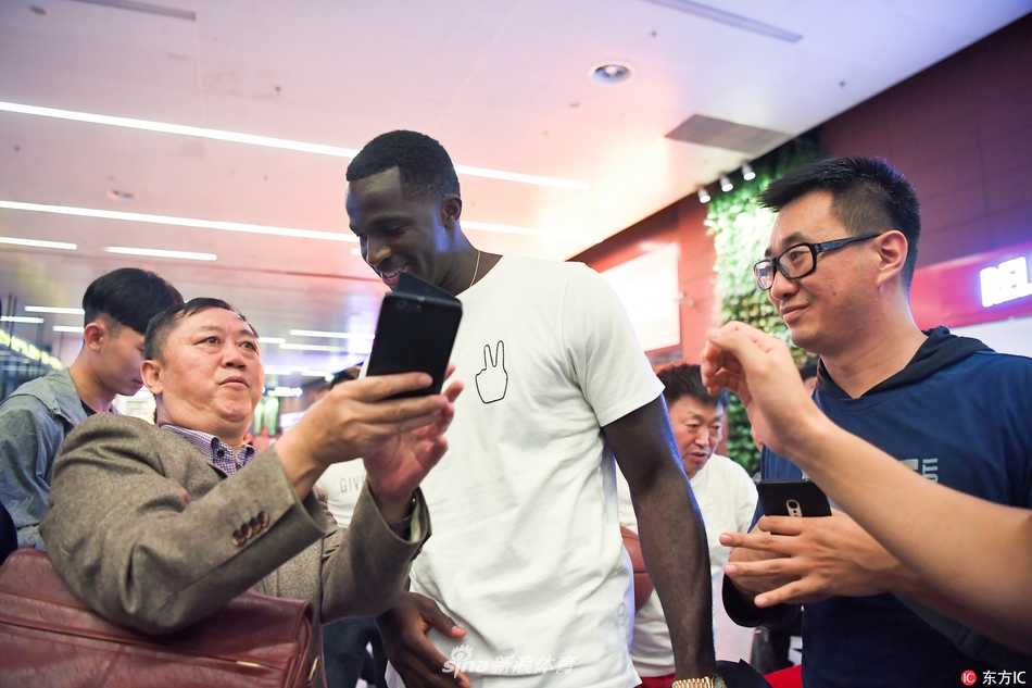 辽篮铁血战将驾到!巴斯深夜空降沈阳,球迷热情接机盼其率队圆梦 尽管经历了长途飞行的劳顿,巴斯在接受采访时依然精神饱满,他坚定地表示愿倾尽全力帮助辽宁队触摸冠军奖杯。